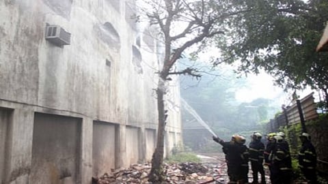 गोरेगावमध्ये दोन गोदामांना आग 