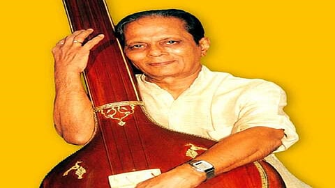 गायक सुधीर फडके यांची गाणी गुजराती आणि हिंदीमध्ये त्यांना वाहिली आगळीवेगळी आदरांजली