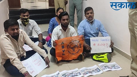 a b v p students protest in shivaji university