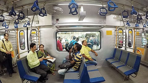 एसी लोकलमध्ये फुकट्यांची चंगळ