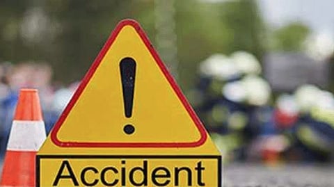 4 died 11 injured in pune ahmednagar highway accident returning from shanishinganapur devgad  