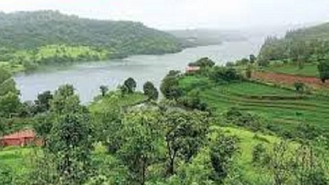 Gaganbawda police and Tandoor gram panchayat took action against amateur tourists meal on the banks of Andur lake in Gaganbawda taluka