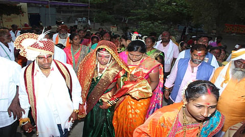 औरंगाबाद : विवाहानंतर सिडको एन 6 स्मशानभुमीतुन बाहेर पडताना नवदाम्पत्य. 