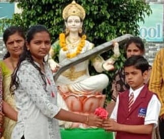 कन्नड ः अर्जुन सोनवणे या विद्यार्थ्याचा सत्कार करताना कृष्णा इंटरनॅशनल शाळेतील शिक्षक. 