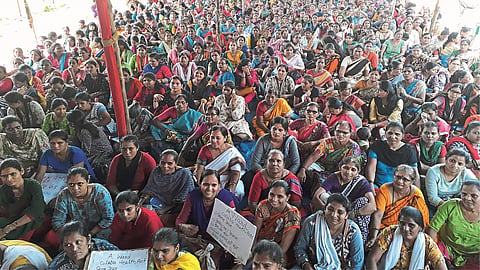 आझाद मैदानात काढण्यात आलेला पालिका आरोग्यसेविकांचा ठिय्या मोर्चा. 