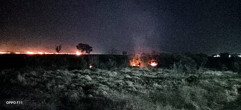 #Solapur : विमानतळातील गवताला लागली आग 