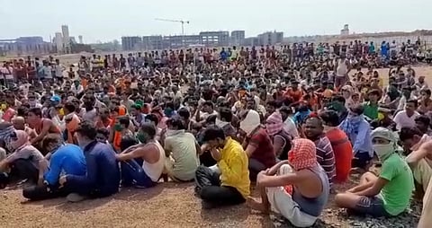चंद्रपूर : रस्त्यावर आंदोलन करताना मजूर. 