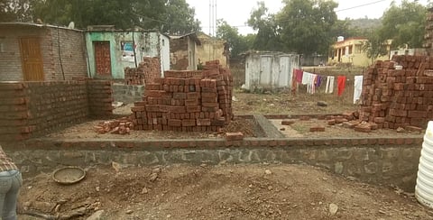 कळमनुरी ः वाळूअभावी शासनाच्या विविध गृहनिर्माण योजनांमधील रखडलेली बांधकामे.