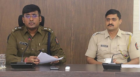 बीड - पत्रकारांना माहिती देताना पाेलिस अधीक्षक हर्ष पोद्दार