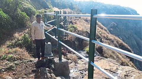 माथेरान : बेलवेडीयर पॉईंटवर संरक्षक कठडा बांधण्यात आला आहे. 
