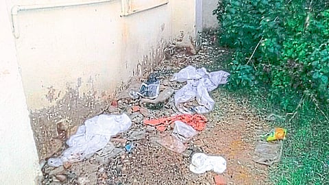 लाखनी (जि. भंडारा) : कोविड केअर सेंटरच्या मागील बाजूला पडून असलेल्या पीपीई किट. 
