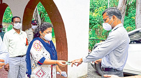 भंडारा : ऑक्सि‍मीटरने पल्स तपासून घेताना जिल्हाधिकारी संदीप कदम.