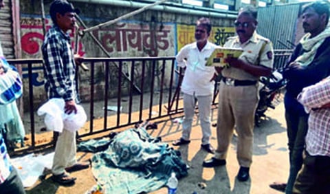 तिवसा : घटनास्थळी पंचनामा करताना पोलिस. 