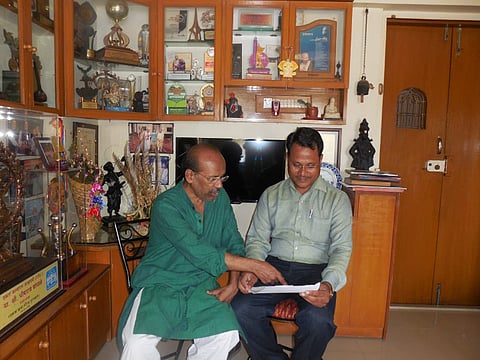  नागपूर : गझलनवाज भीमराव पांचाळे यांच्याशी गझल गायकीवर चर्चा करताना प्रा. राहुल भोरे.