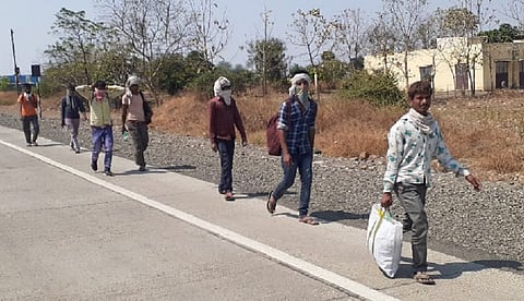 पायी आपल्या गावी निघालेले परराज्यातून कामासाठी आलेले मजूर. 