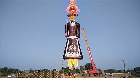 जगातील सर्वात मोठ्या रावणाचं दहन, पाहा कुठे तयार केलाय हा महाकाय रावण 