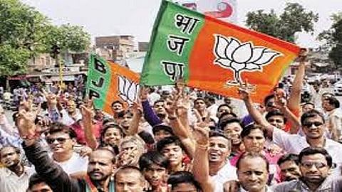 भाजपच्या घोषणेत ना देवेंद्र, ना नरेंद्र 