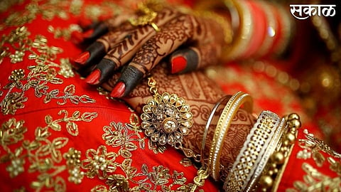 the use of easy to wear clothes of bride in her day today life