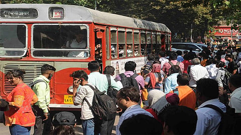 दिवसाला 500 रूपयांचा प्रवास खर्च, गर्दीला कंटाळून प्रवाशांना सोसावा लागतोय अतिरिक्त भुर्दंड
