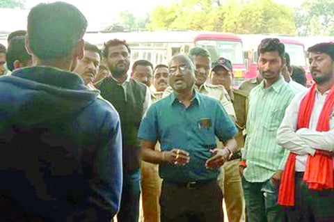 तुमसर : कार्यालयासमोर जमलेले संतप्त एसटी कर्मचारी. 