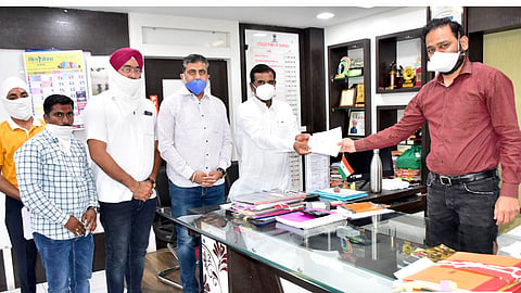 नांदेड - खासदार प्रताप पाटील चिखलीकर यांनी पंतप्रधान सहाय्यता निधीसाठी निधी दिला.