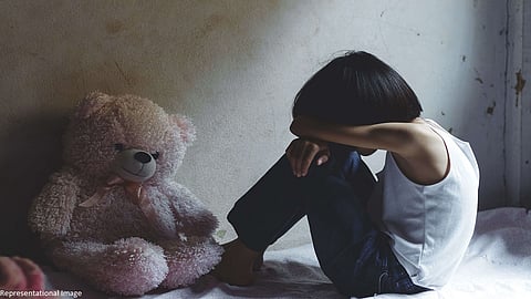 वॉचमन म्हणाला चल चॉकलेट आणि १४ वर्षीय मुलीला केलं गर्भवती... 