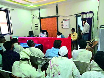 अधिकारी आदिवासी कुटुंबांना घरोघरी रेशन कार्डांचे वाटप !