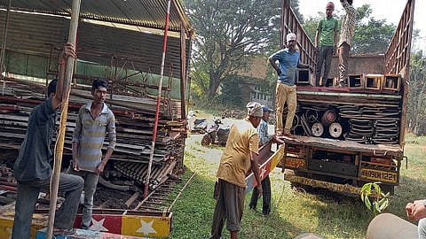 Circus Equipment Sold In Scrap Due To Financial Crisis Kolhapur Marathi News