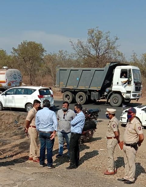 चक्क ‘कलेक्टर’च उतरले महामार्गाच्या पाहणीसाठी !