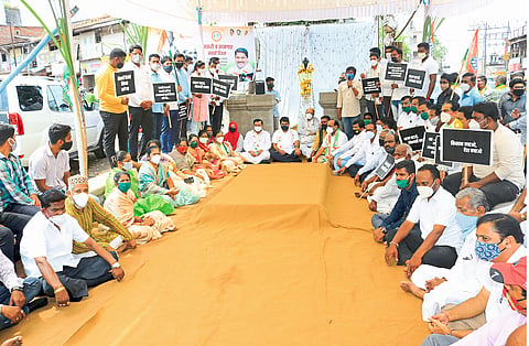  Kolhapur District Congress's protest against the Agriculture and Labor Act