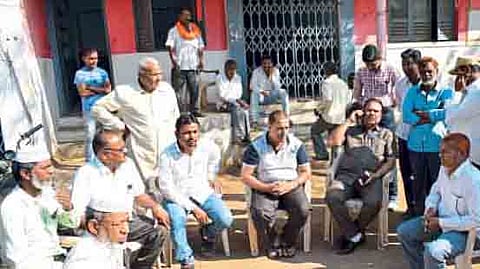 नागरिकांचा आला मोर्चा...मग काय...नगरसेवकाने केले "शोले' स्टाईल आंदोलन 