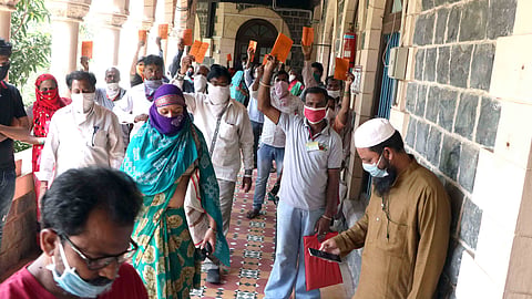 रेशनच्या धान्यासाठी नागरिकांचा जिल्हाधिकारी कार्यालयात गोंधळ 