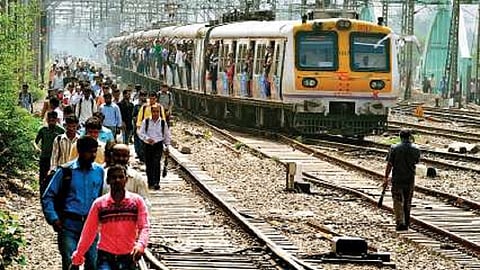 रुळाला तडा गेल्याने ट्रान्स हार्बरवरील लोकल सेवा ठप्प!