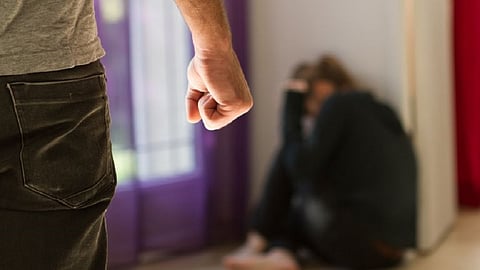 तब्बल 1300 महिलांच्या तक्रारी, लॉकडाऊनच्या काळ्या पडद्याआड घरगुती हिंसाचार