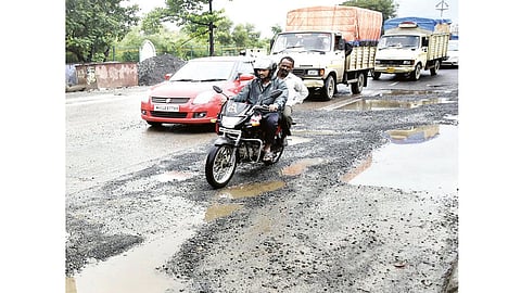 कऱ्हाड-चिपळूण मार्गावर दुचाकीस्वाराचा खड्ड्यांमुळे अपघाती मृत्यू; संतप्त प्रवाशांचा रास्ता रोको