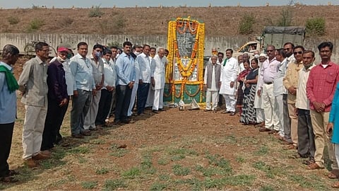Greetings  martyred farmers of the tobacco movement nipani marathi news