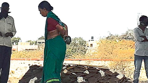 ती पतीला मुखाग्नी देताना मुले - मुली व्हिडीओ कॉलिंगवर 