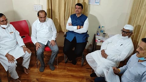 devendra fadnavis meets anna hazare in ralegan siddhi