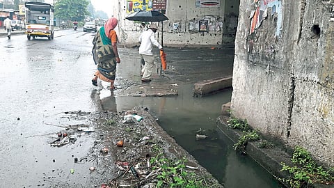 उंब्रजला प्लॅस्टिकच्या कचऱ्याने गटारे तुंबली; नागरिकांचे आरोग्य धोक्‍यात!