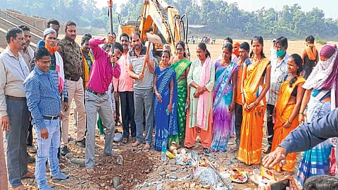 भामरागड : पुलाच्या बांधकामाचे भूमिपूजन करताना तहसीलदार कांबळे व उपस्थित इतर. 