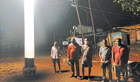 भामरागड (जि. गडचिरोली) : आस्का एल.ई.डी. लाइटसोबत प्रशासनाची चमू. 
