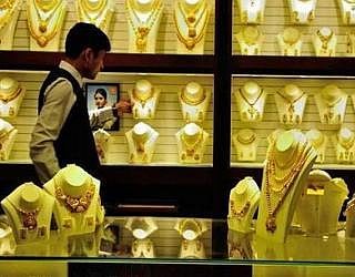 कुटूंबीय लग्नाच्या तयारीत...तेवढ्यात पडला छापा ! 