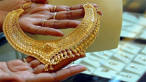 सोन्याची झळाळी कमी; चांदीचे तेजही उतरले  