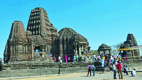 वीकेंड भटकंती : प्रशस्त आवाराचे ‘गोंदेश्‍वर मंदिर’ 