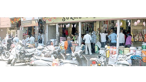 पिंपरी - नागरिकांनी शनिवारी किराणा दुकानांमध्ये साहित्य खरेदीसाठी केलेली गर्दी.