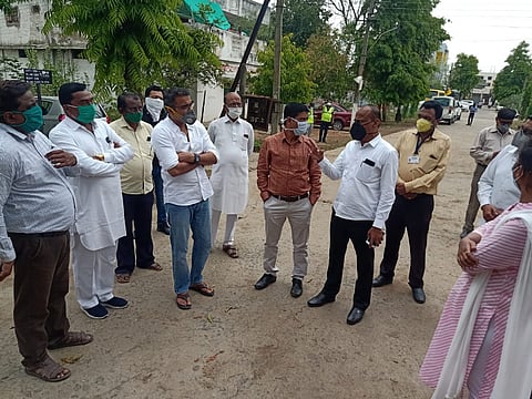 हिंगणा : मतदारसंघात कोरोनाबाधित परिसराची पाहणी करून जनतेशी संवाद साधताना आमदार समीर मेघे. 