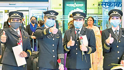 नाममुद्रा : चौघी जणींचे सुवर्णाक्षरी उड्डाण
