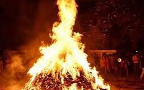 Akola News: Holi of soybeans lit in the yard of District Collector of Buldana district