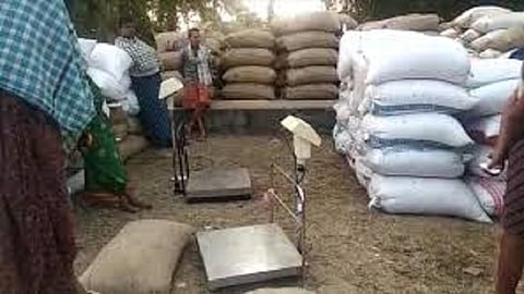 fraud with farmers by sealing weighing machine in wardha district 