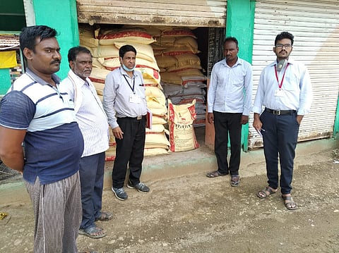 जलालखेडाः जप्त करण्यात आलेली बोगस खताच्या पोत्यांसह कार्यवाही करणारे तालुका कृषी अधिकारी डॉ. योगीराज जुमडे व इतर कर्मचारी. 